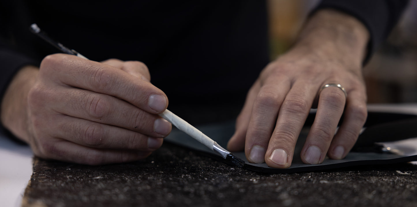 Trattamento artigianale del neoprene glideskin, utilizzato per creare le dry bag Atelis.