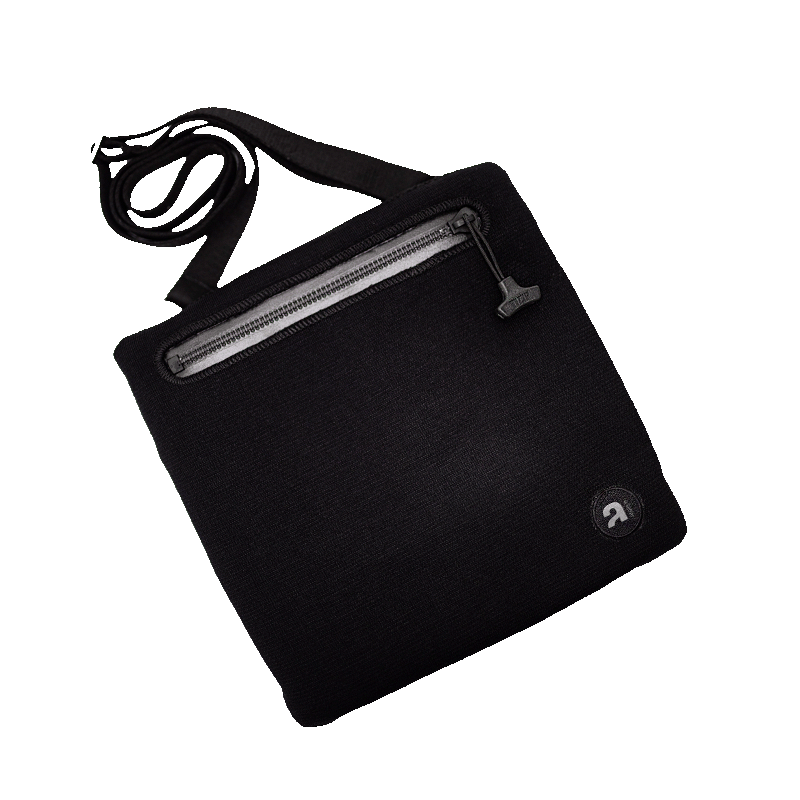Immagine scontornata della borsa quadrata Hypatia nera in neoprene con tracolla regolabile Atelis.