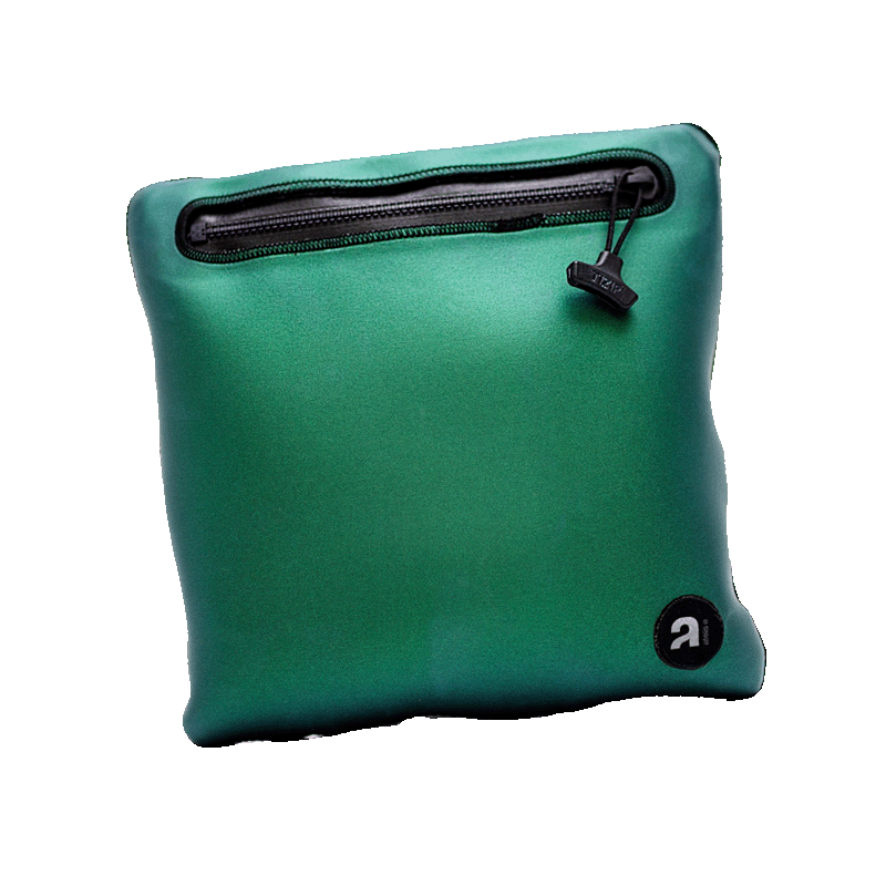 Immagine scontornata della borsa quadrata Hypatia verde foglia in neoprene di Atelis.