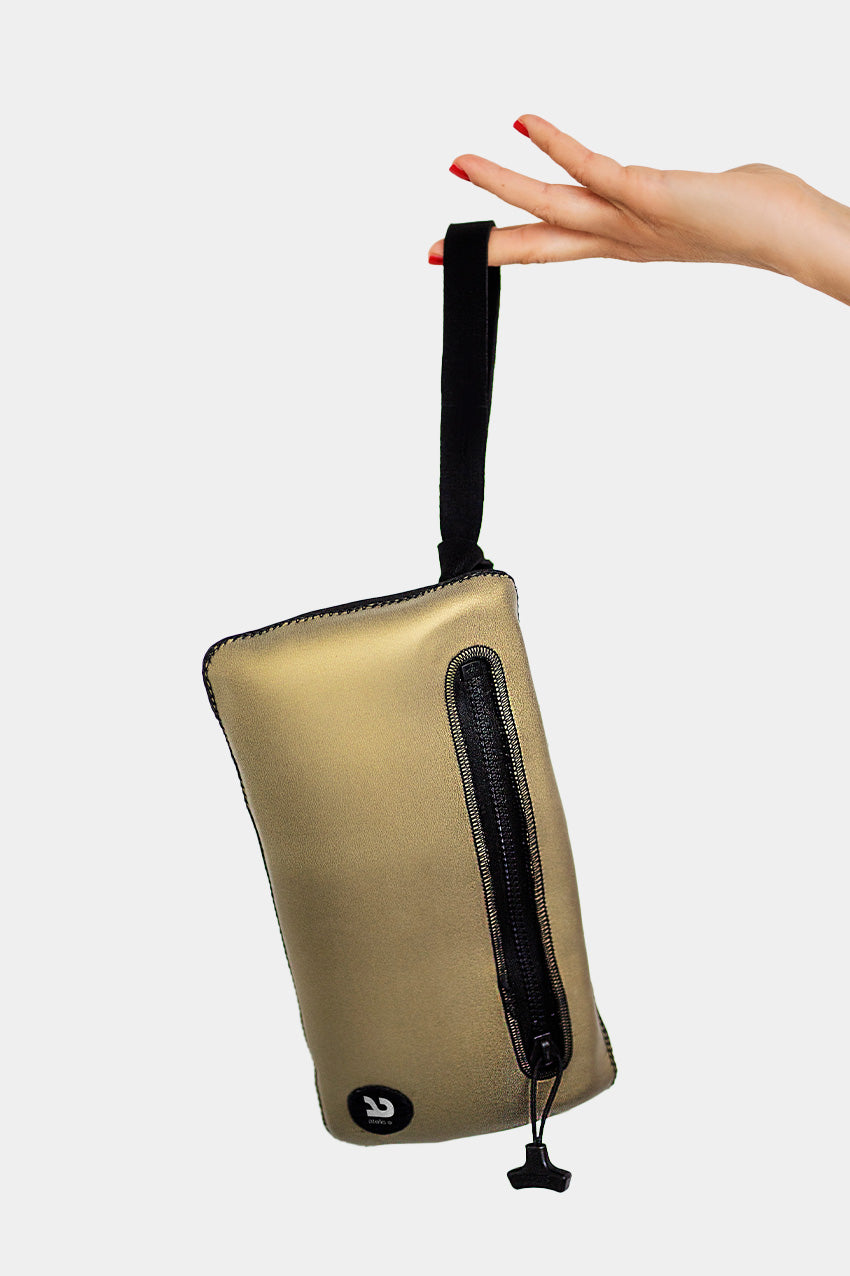 Pochette Lise di Atelis in neoprene glideskin oro con laccetto da polso.
