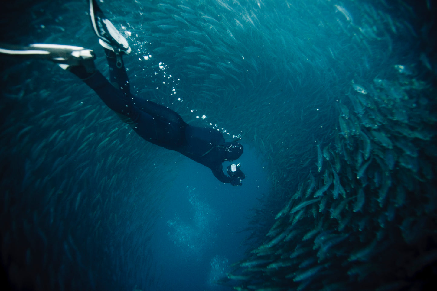Sub in immersione nelle profondità marine, simbolo della resistenza stagna delle borse Atelis.