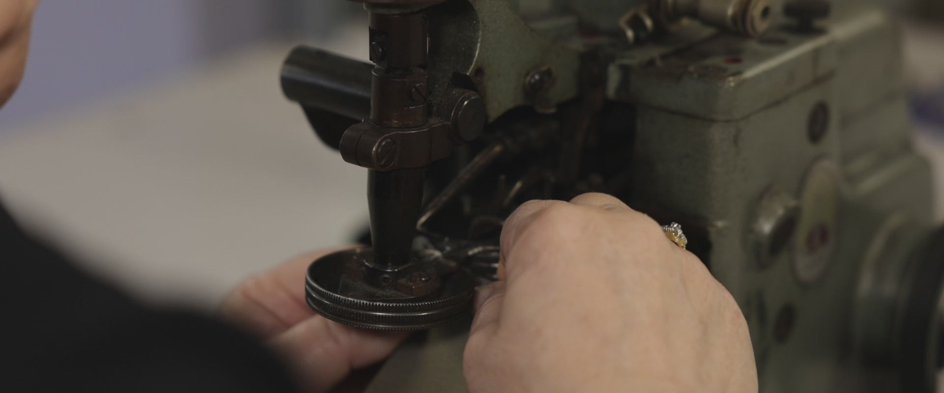 Processo di cucitura a macchina delle dry bag Atelis.