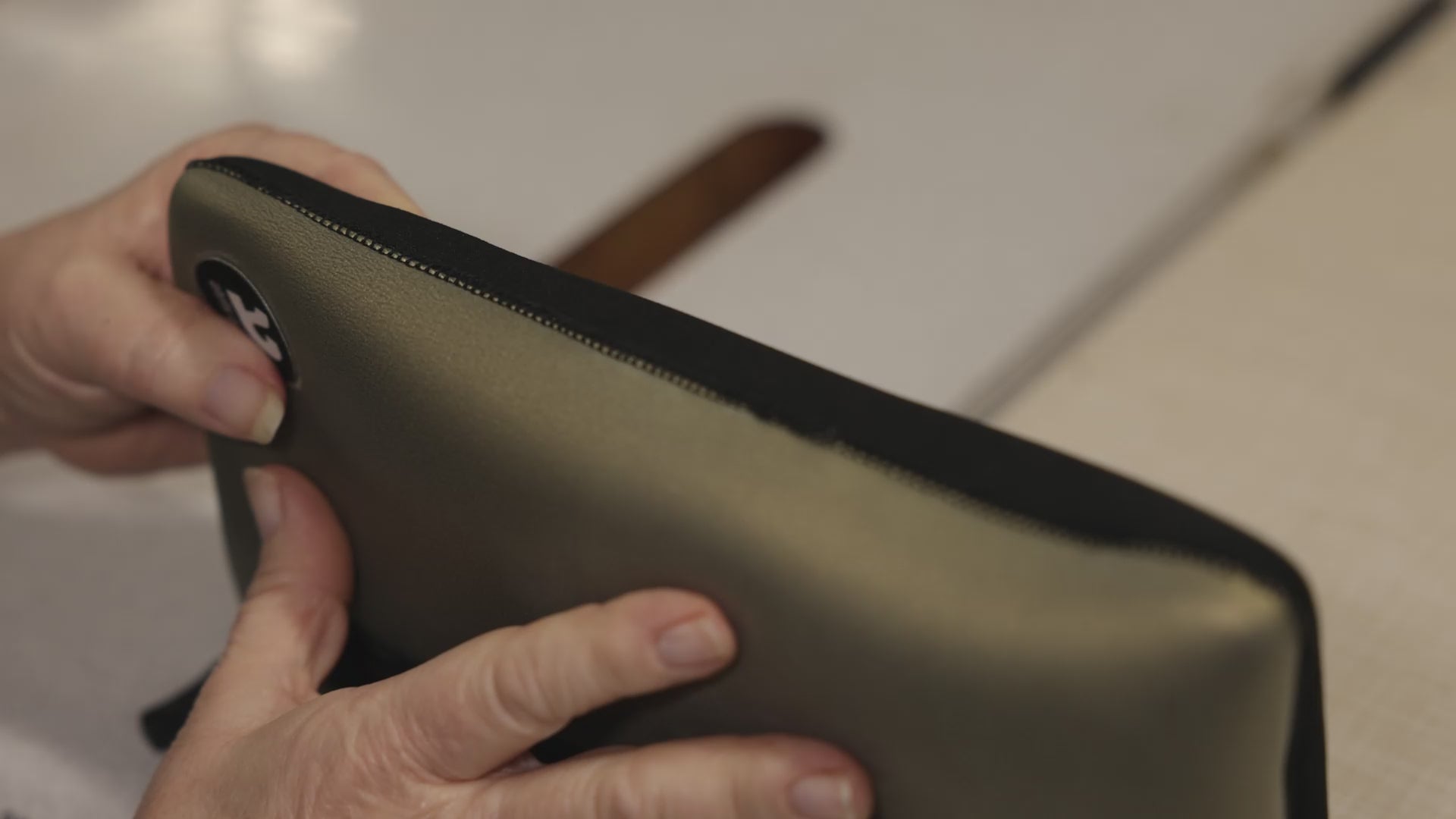 Controllo delle finiture delle dry bag Atelis realizzate a mano.